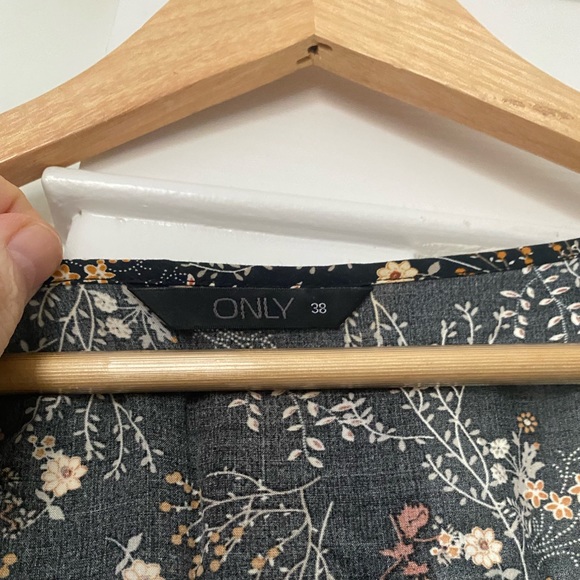 ONLY size 38 beautiful fall dress! Pairs very well with orange or black cardigan - Picture 2 of 2